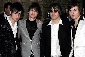 Panic! at the Disco, 2004 yılında Amerika Birleşik Devletleri’nin Las Vegas kentinde kurulmuş bir alternatif rock müzik grubudur. Grup, başlangıçta lise arkadaşları tarafından oluşturulmuş ve kısa sürede internet üzerinden yayılan müzik kültürü sayesinde büyük bir çıkış yakalamıştır.