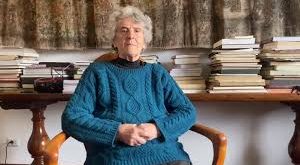 Graziella Chiarcossi, 1943 yılında İtalya’da dünyaya geldi. Çocukluk ve gençlik yılları, savaş sonrası İtalya’nın yeniden şekillenen kültürel ortamında geçti. Bu dönem, ülkede sanat, edebiyat ve sinemanın hızla geliştiği yıllardı. Böyle bir atmosferde büyümesi, onun ilerideki yaşam tercihlerinde belirleyici oldu.