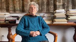 Graziella Chiarcossi, 1943 yılında İtalya’da dünyaya geldi. Çocukluk ve gençlik yılları, savaş sonrası İtalya’nın yeniden şekillenen kültürel ortamında geçti. Bu dönem, ülkede sanat, edebiyat ve sinemanın hızla geliştiği yıllardı. Böyle bir atmosferde büyümesi, onun ilerideki yaşam tercihlerinde belirleyici oldu.