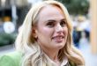 Rebel Wilson’un oyunculuk kariyerine yönelmesi tesadüfi olmadı. Genç yaşta utangaç bir kişiliğe sahip olduğunu söyleyen Wilson, kendini ifade edebilmek için tiyatroya yöneldi. Sahne sanatları onun özgüven kazanmasına yardımcı oldu. Bu süreçte komedi yeteneğini keşfetti ve kariyerini bu alanda şekillendirmeye karar verdi.