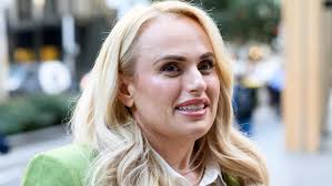 Rebel Wilson’un oyunculuk kariyerine yönelmesi tesadüfi olmadı. Genç yaşta utangaç bir kişiliğe sahip olduğunu söyleyen Wilson, kendini ifade edebilmek için tiyatroya yöneldi. Sahne sanatları onun özgüven kazanmasına yardımcı oldu. Bu süreçte komedi yeteneğini keşfetti ve kariyerini bu alanda şekillendirmeye karar verdi.