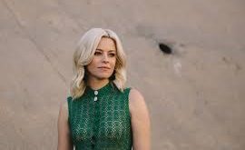 Elizabeth Banks’in profesyonel oyunculuk kariyeri 1990’lı yılların sonunda başladı. İlk yıllarda televizyon dizileri ve küçük sinema rollerinde yer aldı. Yeteneği ve güçlü ekran varlığı sayesinde kısa sürede dikkat çekmeyi başardı.