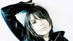 Müzik dünyasında hem sahne önünde hem de perde arkasında etkili isimlerden biri olan Amanda Ghost, başarılı bir şarkı yazarı, sanatçı ve medya yöneticisi olarak tanınır.