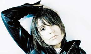 Müzik dünyasında hem sahne önünde hem de perde arkasında etkili isimlerden biri olan Amanda Ghost, başarılı bir şarkı yazarı, sanatçı ve medya yöneticisi olarak tanınır.