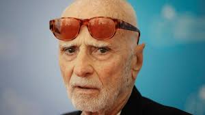 Gençlik yıllarında sinemaya büyük ilgi duyan Monicelli, özellikle 1930’lu yıllarda İtalya’da gelişen film kültüründen etkilendi. Sinemayı bir ifade aracı olarak görmeye başladı ve bu alanda kariyer yapmaya karar verdi.