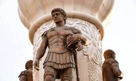 Büyük İskender, MÖ 356 yılında Pella şehrinde dünyaya gelmiş, MÖ Haziran 323 tarihinde Babil'de ölmüştür. Babası II. Filip, Makedonya Krallığı’nı güçlü bir askeri devlete dönüştüren önemli bir hükümdardı. Annesi Olympias ise mistik inançları ve güçlü karakteriyle tanınırdı.