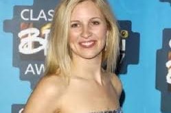 Birçok kişi onu ilk olarak televizyon projeleriyle tanımış olsa da Allison Balson’un sanat kimliği yalnızca oyunculukla sınırlı değildir. O, üretken bir müzisyen olarak da uzun yıllardır çalışmalarını sürdürmektedir.