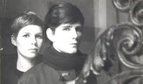 Müzik tarihinde bazı insanlar kısa süre görünür ama etkileri uzun sürer. Stuart Sutcliffe tam olarak böyle bir isimdir.