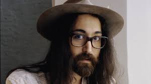 Sean’ın annesi Yoko Ono, çağdaş sanat dünyasının en tartışmalı ve etkili figürlerinden biridir. Böylece Sean Lennon, müzik ile deneysel sanatın kesişim noktasında yetişmiştir.