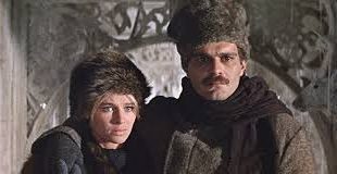 Film, Rusya’da çalkantılı bir dönemde yaşayan doktor ve şair Yuri Jivago’nun hayatını merkezine alır. Çocukluk yıllarında yaşadığı kayıpların ardından eğitim alarak doktor olan Yuri, aynı zamanda şiire tutkuyla bağlı hassas bir ruhtur.