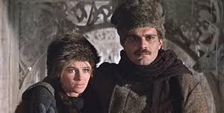 Film, Rusya’da çalkantılı bir dönemde yaşayan doktor ve şair Yuri Jivago’nun hayatını merkezine alır. Çocukluk yıllarında yaşadığı kayıpların ardından eğitim alarak doktor olan Yuri, aynı zamanda şiire tutkuyla bağlı hassas bir ruhtur.