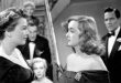 1950 yapımı Perde Açılıyor (All About Eve), klasik Hollywood döneminin en zeki, en keskin ve en unutulmaz dram filmlerinden biridir. Yazıp yöneten Joseph L. Mankiewicz, tiyatro dünyasının parıltılı yüzeyinin arkasındaki rekabeti, kıskançlığı, yaş alma korkusunu ve bitmek bilmeyen hırsı ustalıkla perdeye taşımıştır.
