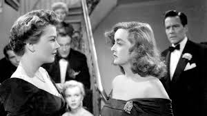 1950 yapımı Perde Açılıyor (All About Eve), klasik Hollywood döneminin en zeki, en keskin ve en unutulmaz dram filmlerinden biridir. Yazıp yöneten Joseph L. Mankiewicz, tiyatro dünyasının parıltılı yüzeyinin arkasındaki rekabeti, kıskançlığı, yaş alma korkusunu ve bitmek bilmeyen hırsı ustalıkla perdeye taşımıştır.