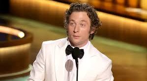 Jeremy Allen White, 17 Şubat 1991 tarihinde Amerika Birleşik Devletleri’nin New York kentinde dünyaya gelmiştir. Sanata yakın bir aile ortamında büyüyen oyuncu, küçük yaşlardan itibaren sahne sanatlarına ilgi duymuştur.