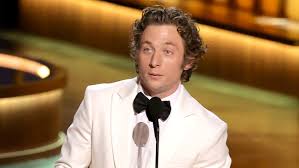 Jeremy Allen White, 17 Şubat 1991 tarihinde Amerika Birleşik Devletleri’nin New York kentinde dünyaya gelmiştir. Sanata yakın bir aile ortamında büyüyen oyuncu, küçük yaşlardan itibaren sahne sanatlarına ilgi duymuştur.