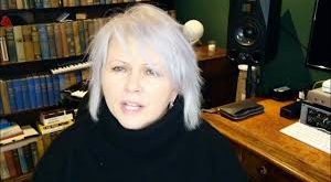 Toni Halliday, güçlü sesi kadar gizemli imajı ve yoğun duygusal anlatımıyla da dikkat çeken bir sanatçıdır. Kariyeri boyunca müziği yalnızca eğlence aracı olarak değil, yaratıcı ifade alanı olarak değerlendirmiştir.