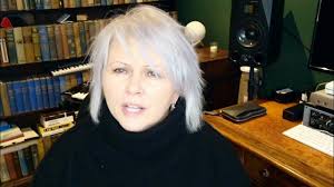 Toni Halliday, güçlü sesi kadar gizemli imajı ve yoğun duygusal anlatımıyla da dikkat çeken bir sanatçıdır. Kariyeri boyunca müziği yalnızca eğlence aracı olarak değil, yaratıcı ifade alanı olarak değerlendirmiştir.