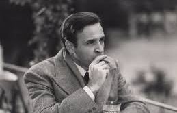 Gianluigi Calderone, 20. yüzyılın ortalarında İtalya’da doğmuş ve sanatla iç içe bir kültürel atmosferde yetişmiştir. İtalya’nın sinema açısından son derece güçlü olduğu bir dönemde büyümesi, onun kariyer seçiminde etkili olmuştur.