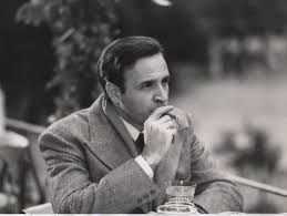 Gianluigi Calderone, 20. yüzyılın ortalarında İtalya’da doğmuş ve sanatla iç içe bir kültürel atmosferde yetişmiştir. İtalya’nın sinema açısından son derece güçlü olduğu bir dönemde büyümesi, onun kariyer seçiminde etkili olmuştur.