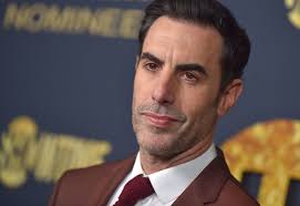 Özellikle yarattığı karakterlerle toplumsal önyargıları, siyasal yapıları ve kültürel çelişkileri görünür kılmasıyla tanınan sanatçı, komediyi yalnızca eğlence aracı değil aynı zamanda eleştirel bir ifade biçimi olarak kullanmaktadır.