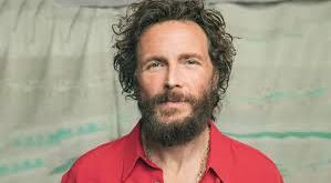 İtalyan pop müziğinin en yenilikçi, enerjik ve çok yönlü isimlerinden biri olan Jovanotti, gerçek adıyla Lorenzo Cherubini, 1980’lerden günümüze uzanan kariyerinde pop, hip-hop, funk ve dünya müziğini birleştiren özgün tarzıyla uluslararası bir sanatçı kimliği kazanmıştır.