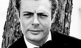 Gençlik yıllarında tiyatroya ilgi duyan Mastroianni, sahne sanatlarıyla tanışarak oyunculuk kariyerinin temellerini attı. II. Dünya Savaşı sırasında zorlu dönemler yaşayan sanatçı, savaş sonrası yeniden sanat hayatına yöneldi.