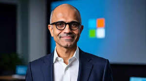 Modern teknoloji dünyasının en etkili yöneticilerinden biri olan Satya Nadella, Microsoft’un yeniden yükselişinde kritik rol oynayan bir lider olarak kabul edilmektedir. 2014 yılında Microsoft şirketinin CEO’su olarak göreve gelmesinden sonra, şirketin stratejik yönünü köklü biçimde değiştirmiş, bulut bilişim, yapay zekâ ve kurumsal yazılım alanlarında Microsoft’u küresel liderlerden biri haline getirmiştir.