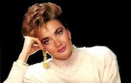 Nalan Altınörs, 1961 yılında Ankara’da dünyaya geldi. Eğitim hayatını Ankara ve İzmir gibi Türkiye’nin kültürel açıdan önemli şehirlerinde tamamladı. Bu iki şehir, onun müzik anlayışının şekillenmesinde önemli rol oynadı.