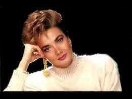 Nalan Altınörs, 1961 yılında Ankara’da dünyaya geldi. Eğitim hayatını Ankara ve İzmir gibi Türkiye’nin kültürel açıdan önemli şehirlerinde tamamladı. Bu iki şehir, onun müzik anlayışının şekillenmesinde önemli rol oynadı.