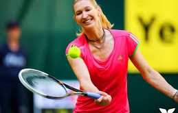 Tenis dünyasının gelmiş geçmiş en başarılı ve etkili isimlerinden biri olan Steffi Graf, olağanüstü başarıları, disiplinli oyun anlayışı ve kırdığı rekorlarla spor tarihine adını altın harflerle yazdırmıştır. Profesyonel kariyeri boyunca kazandığı Grand Slam şampiyonlukları, uzun süre dünya sıralamasının zirvesinde kalması ve özellikle 1988 yılında elde ettiği “Golden Slam” başarısı, onu tenis tarihinin en efsanevi sporcularından biri haline getirmiştir.