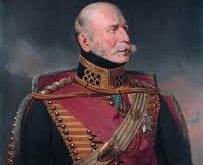 Avrupa aristokrasisinin çalkantılı 20. yüzyıl tarihine tanıklık eden önemli figürlerden biri olan Ernst August, hem Alman İmparatorluğu’nun son dönemine doğmuş bir veliaht prens hem de savaşlar, devrimler ve siyasi dönüşümlerle şekillenmiş bir hanedan lideridir.