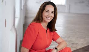 Günümüzde OpenAI bünyesinde mali işler müdürü (CFO) olarak görev yapan Friar, yapay zekâ alanındaki en hızlı büyüyen organizasyonlardan birinin finansal stratejisini yönlendirmektedir.