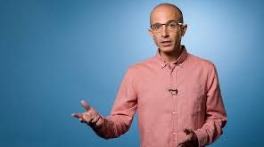 Yuval Noah Harari, 24 Şubat 1976 tarihinde İsrail’in Kiryat Ata kentinde dünyaya gelmiştir. Doğu Avrupa ve Lübnan kökenli bir Yahudi ailede büyüyen Harari’nin babası devlet için çalışan bir mühendis, annesi ise büro yöneticisiydi. Küçük yaşlardan itibaren üstün bir entelektüel kapasite sergileyen Harari, üç yaşında kendi kendine okumayı öğrenmiştir.