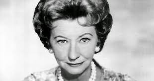 Gençlik yıllarında vodvil (vaudeville) gösterilerinde sahne almaya başlayan Irene Ryan, bu dönemde komedi yeteneğini geliştirdi. Özellikle sahne üzerindeki doğaçlama becerisi ve seyirciyle kurduğu güçlü bağ, onun kısa sürede dikkat çekmesini sağladı.