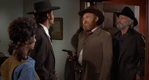 Gene Evans, gençlik yıllarını Amerika’nın zorlu ekonomik ve sosyal koşullarının hâkim olduğu bir dönemde geçirmiştir. Bu durum, onun karakterinin şekillenmesinde önemli bir rol oynamıştır. Evans, genç yaşta tiyatroya ilgi duymaya başlamış ve sahne sanatlarına yönelmiştir.