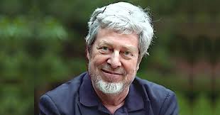 Tony Walton’ın kariyeri tiyatro sahnelerinde başladı. Broadway ve West End gibi dünyanın en önemli tiyatro merkezlerinde çalışarak kısa sürede dikkat çekti. Sahne tasarımındaki özgün yaklaşımı ve detaylara verdiği önem, onu meslektaşlarından ayırdı.