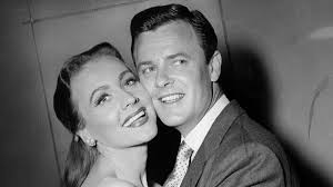 Klasik Hollywood döneminin dikkat çeken ama çoğu zaman arka planda kalan isimlerinden biri olan Robert Sterling, hem sinema hem de televizyon dünyasında uzun yıllar boyunca aktif kalmış başarılı bir oyuncudur.