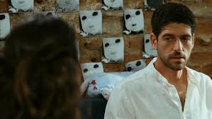 Issız Adam, Türk sinemasında romantik dram türünün en çok konuşulan yapımlarından biri olarak öne çıkar. Yönetmenliğini Çağan Irmak’ın üstlendiği film, 7 Kasım 2008 tarihinde vizyona girmiş ve kısa sürede geniş bir izleyici kitlesine ulaşarak kült filmler arasına adını yazdırmıştır.