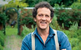 Bahçecilik dünyasında ilham verici bir figür olarak öne çıkan Monty Don, yalnızca bir hortikültürist değil; aynı zamanda doğayla kurulan ilişkinin yeniden tanımlanmasına katkı sağlayan önemli bir isimdir.