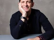 Charles Marsh, çağdaş Amerikan akademi dünyasında din, toplum, tarih ve etik alanlarında öne çıkan önemli bir eğitmen, yazar ve düşünürdür. Özellikle Hristiyanlık tarihi, sivil haklar hareketi, modern teoloji ve toplumsal dönüşüm üzerine yaptığı çalışmalarla tanınan Marsh, uzun yıllardır üniversite düzeyinde eğitim vermektedir.