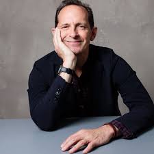 Charles Marsh, çağdaş Amerikan akademi dünyasında din, toplum, tarih ve etik alanlarında öne çıkan önemli bir eğitmen, yazar ve düşünürdür. Özellikle Hristiyanlık tarihi, sivil haklar hareketi, modern teoloji ve toplumsal dönüşüm üzerine yaptığı çalışmalarla tanınan Marsh, uzun yıllardır üniversite düzeyinde eğitim vermektedir.