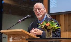 Richard J. Foster, 1942 yılında Amerika Birleşik Devletleri’nde doğmuştur. Çocukluk ve gençlik yılları hakkında çok detaylı bilgiler bulunmasa da, dini bir çevrede yetiştiği ve erken yaşta Hristiyan inancı ile derin bir bağ kurduğu bilinmektedir.