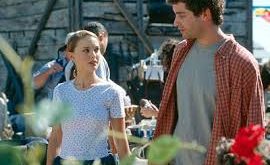 2000 yapımı Kalbin Olduğu Yer (Where the Heart Is), romantik drama türünün sıcak, samimi ve duygusal örneklerinden biri olarak öne çıkan özel bir yapımdır. Yönetmenliğini Matt Williams’ın üstlendiği film, yazar Billie Letts’in aynı adlı çok satan romanından sinemaya uyarlanmıştır.