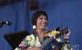 Mimi Fariña, 1960’lı yılların Amerikan folk müzik sahnesinde iz bırakan, müziği toplumsal dayanışma ile birleştiren önemli bir sanatçıdır. Yalnızca güçlü sesi ve etkileyici şarkı yazarlığıyla değil, aynı zamanda insani yardım projeleri ve sosyal adalet mücadelesiyle de tanınmıştır.