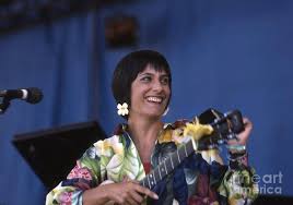 Mimi Fariña, 1960’lı yılların Amerikan folk müzik sahnesinde iz bırakan, müziği toplumsal dayanışma ile birleştiren önemli bir sanatçıdır. Yalnızca güçlü sesi ve etkileyici şarkı yazarlığıyla değil, aynı zamanda insani yardım projeleri ve sosyal adalet mücadelesiyle de tanınmıştır.