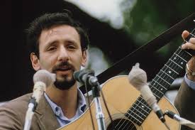 Peter Yarrow, Amerikan folk müziğinin en tanınmış isimlerinden biri olarak müzik tarihinde özel bir yere sahiptir. Özellikle 1960’lı yıllarda yükselen protest folk hareketinin önemli temsilcileri arasında gösterilen Yarrow, hem solo kariyeri hem de üyesi olduğu efsanevi müzik grubu Peter, Paul and Mary ile geniş kitlelere ulaşmıştır.