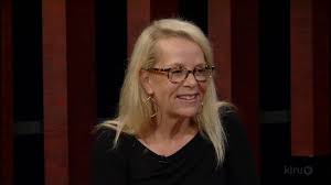 Mary Chapin Carpenter, Amerikan country, folk ve pop müziğini kendine özgü bir anlatım diliyle harmanlayan, çağdaş şarkıcı-söz yazarları arasında önemli bir yere sahip sanatçılardan biridir. 1980’lerin sonlarından itibaren müzik dünyasında aktif olan Carpenter, hem duygusal derinliği yüksek şarkı sözleri hem de güçlü hikâye anlatımıyla tanınır.