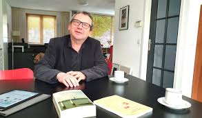 Harrie Lemmens, Hollanda edebiyat çevrelerinde tanınan bir yazar ve çevirmendir. Özellikle İspanyolca ve Katalanca edebiyattan yaptığı çevirilerle dikkat çeken Lemmens, aynı zamanda kendi edebi üretimini sürdüren çok yönlü bir kültür insanıdır.