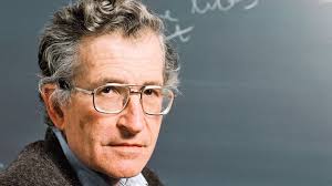 Noam Chomsky, modern dilbilimin kurucusu olarak kabul edilen, aynı zamanda siyaset, medya eleştirisi ve entelektüel düşünce alanlarında derin etkiler bırakmış Amerikalı bir düşünürdür.