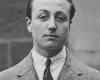 Fransız edebiyatı ve direniş tarihi içinde özel bir yere sahip olan Jacques Decour, kısa yaşamına rağmen hem edebiyat hem de düşünce dünyasında kalıcı iz bırakan önemli isimlerden biridir. Yazar, öğretmen, çevirmen ve entelektüel kimliğiyle tanınan Jacques Decour, özellikle II. Dünya Savaşı sırasında Nazi işgaline karşı gösterdiği cesaretle hafızalarda yer edinmiştir.